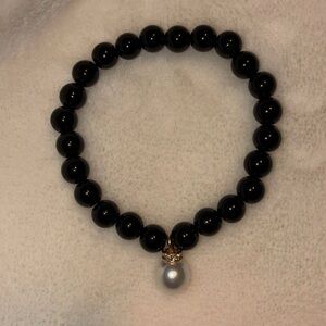 Sophisticated Black Beaded Bracelet with Pearl Accent